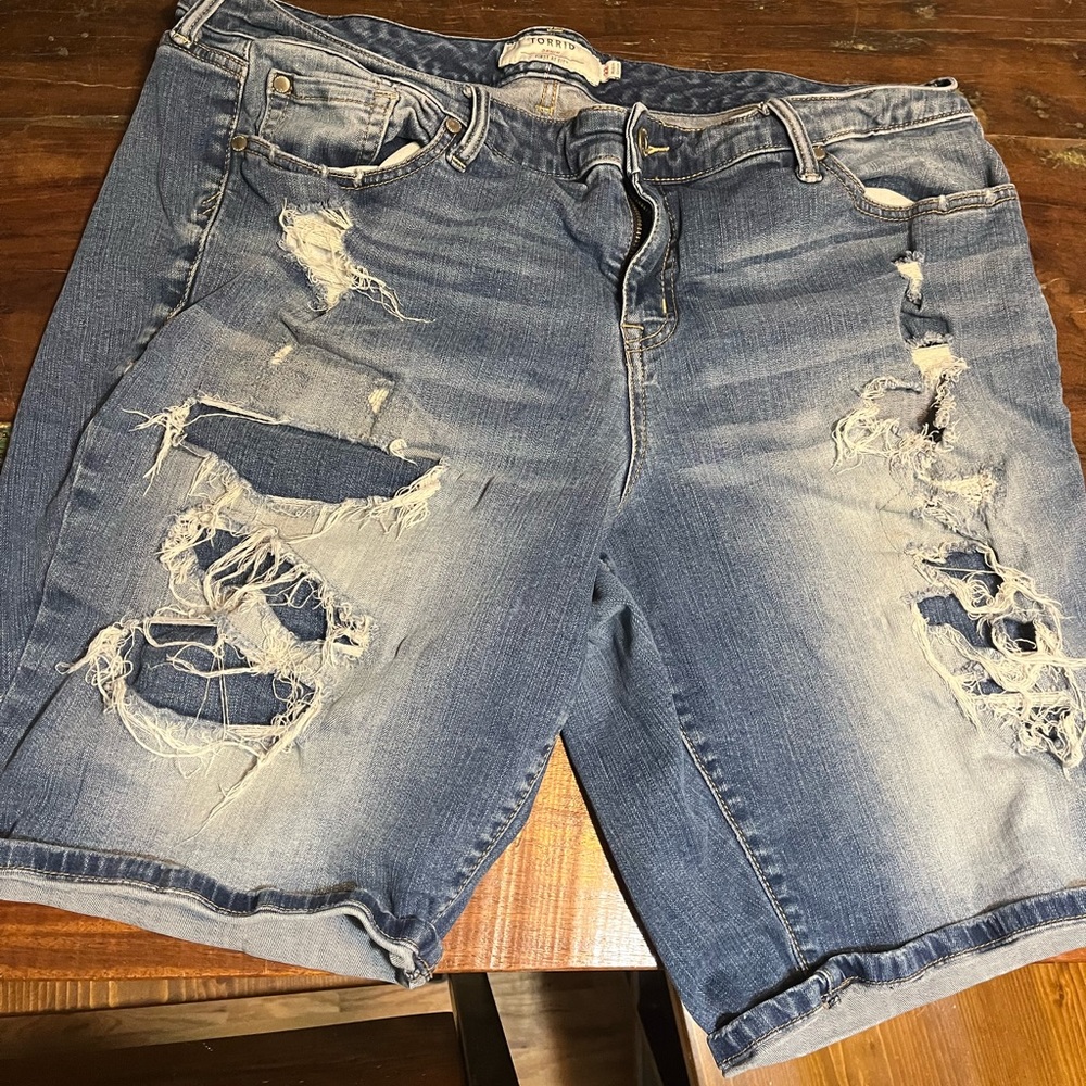 TORRID distressed denim shorts size 22